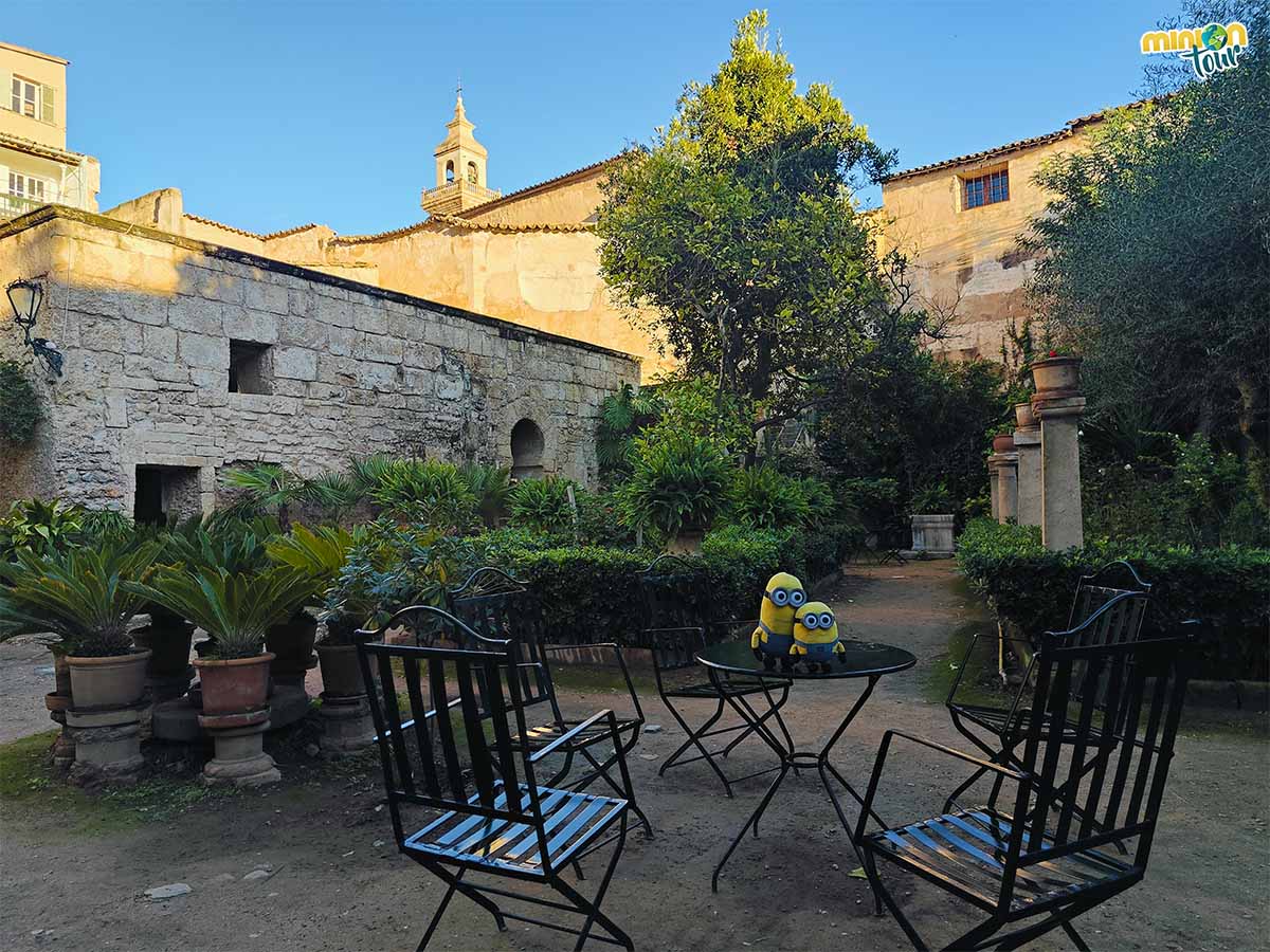 Los baños están en el jardín de Can Fontirroig