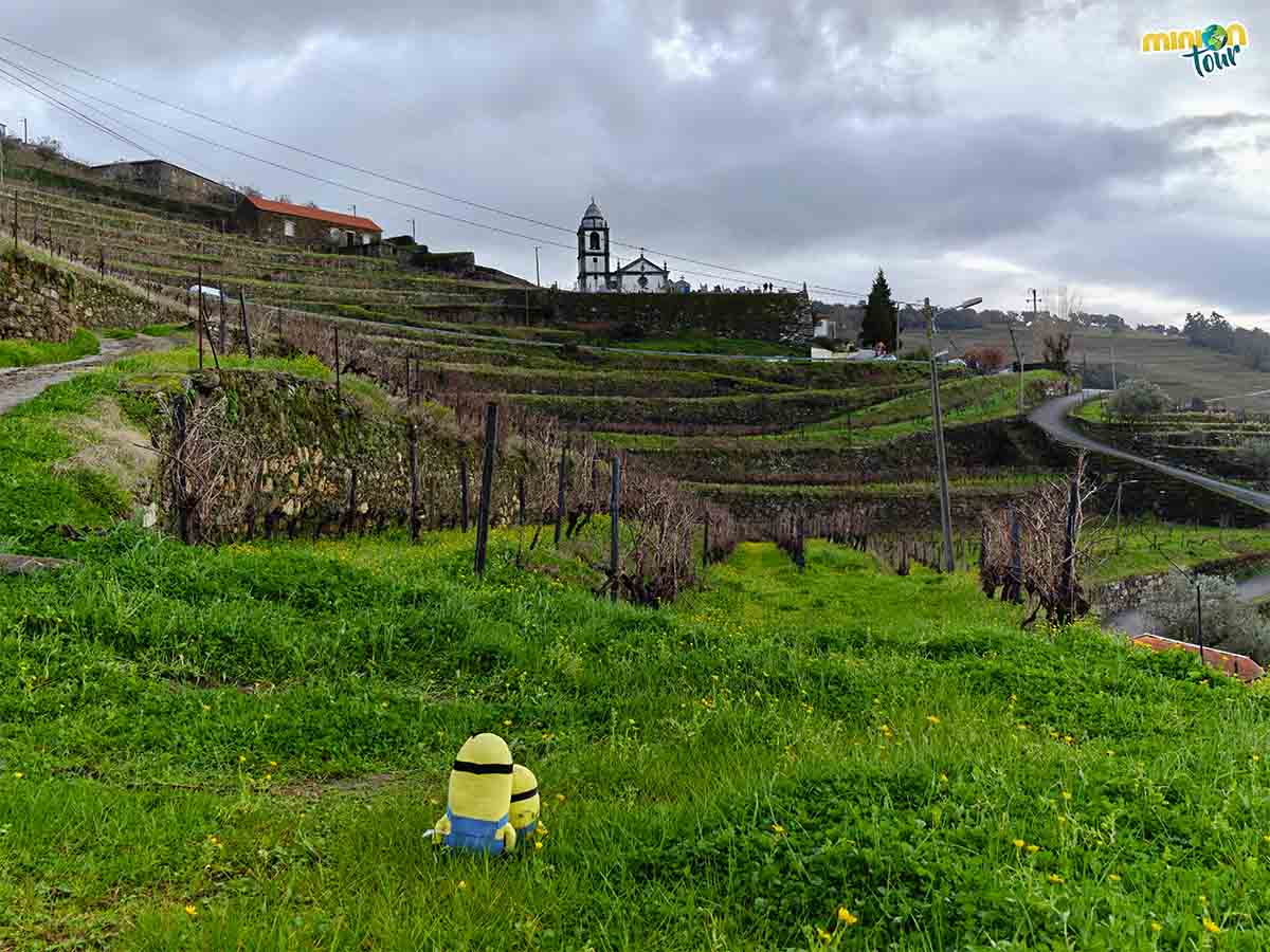 Al fondo está la Iglesia de Oliveira