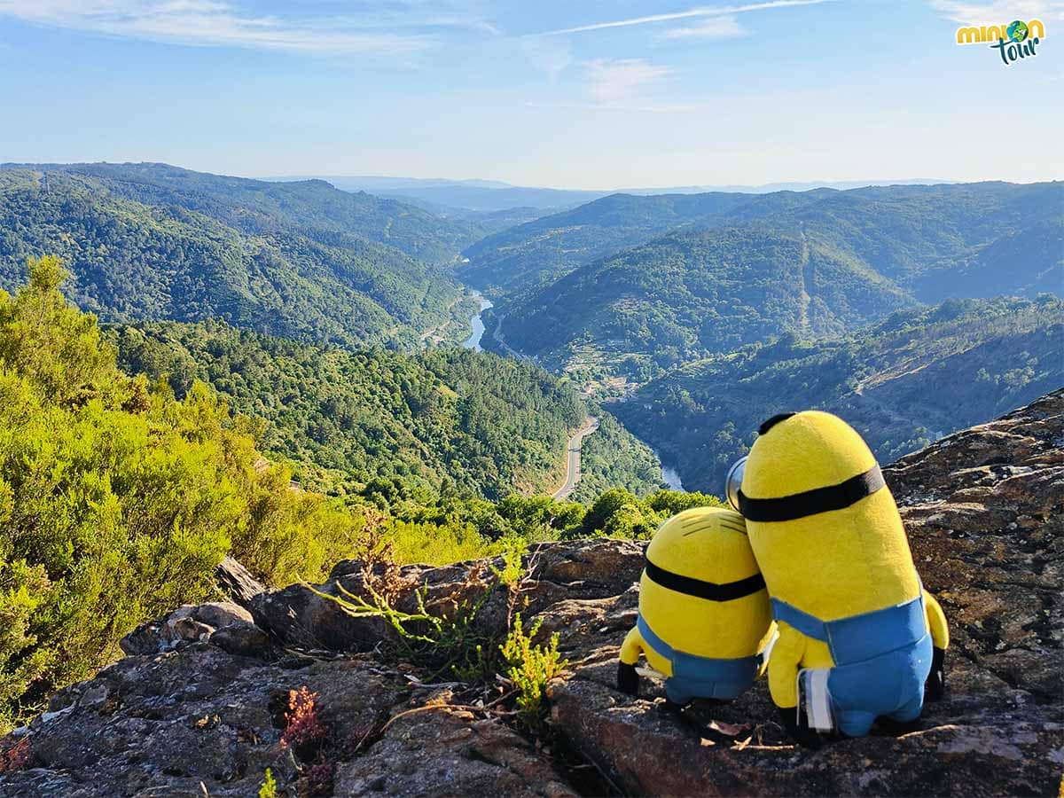 Nos hemos asomado a la roca para mirar bien el paisaje