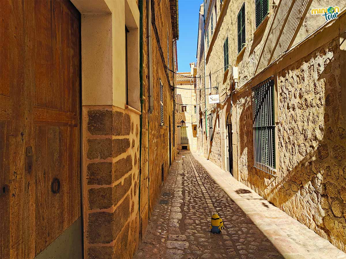 Estamos paseando por una calle de Sóller