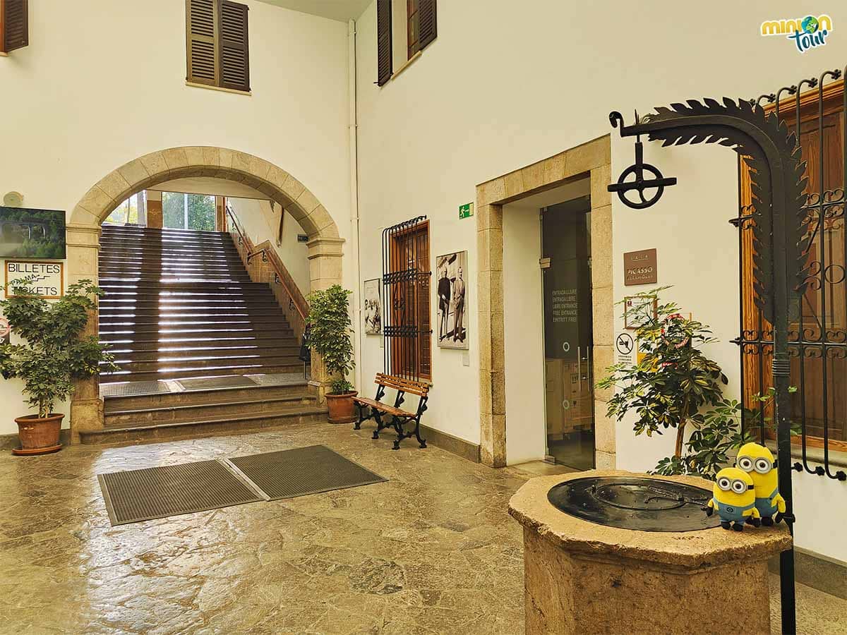 Esperando a que abran la Sala Picasso de la Estación de Sóller