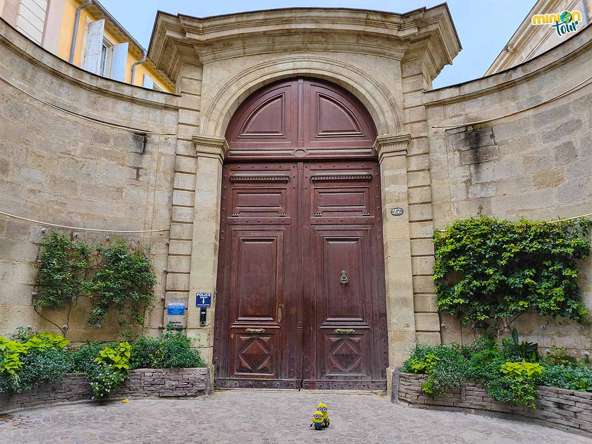 Estamos intentando que nos abran la puerta