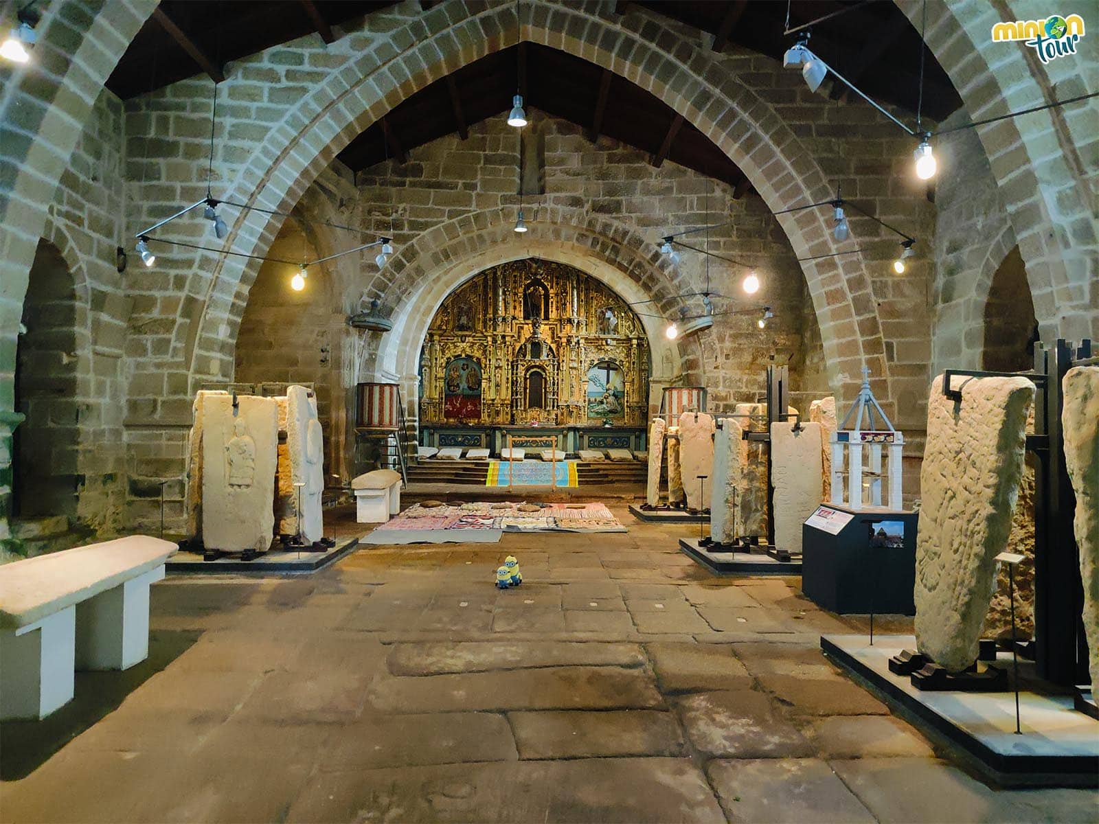 Las laudas gremiales de Noia, el secreto medieval escondido en la Iglesia de Santa María a Nova