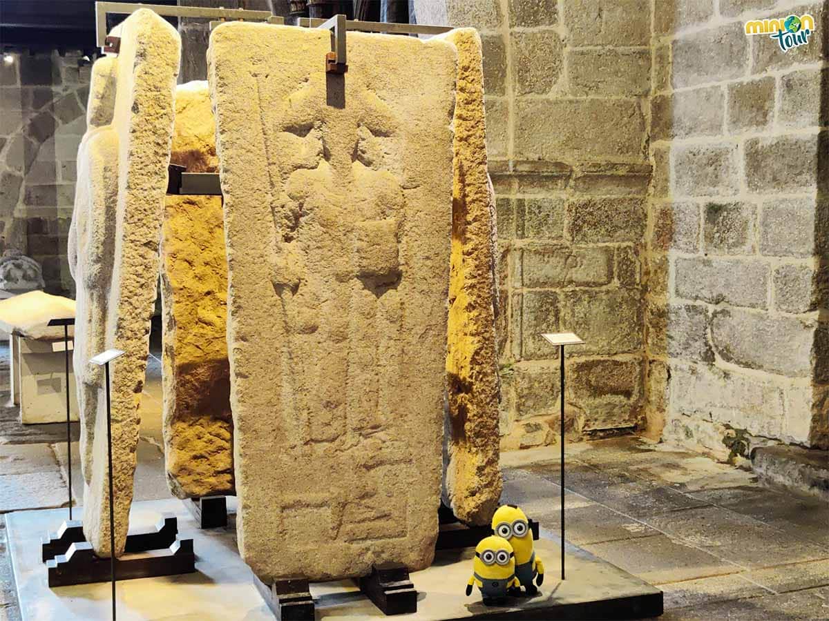 No es un peregrino, es un carpintero en el Museo de las Laudas Gremiales de Noia