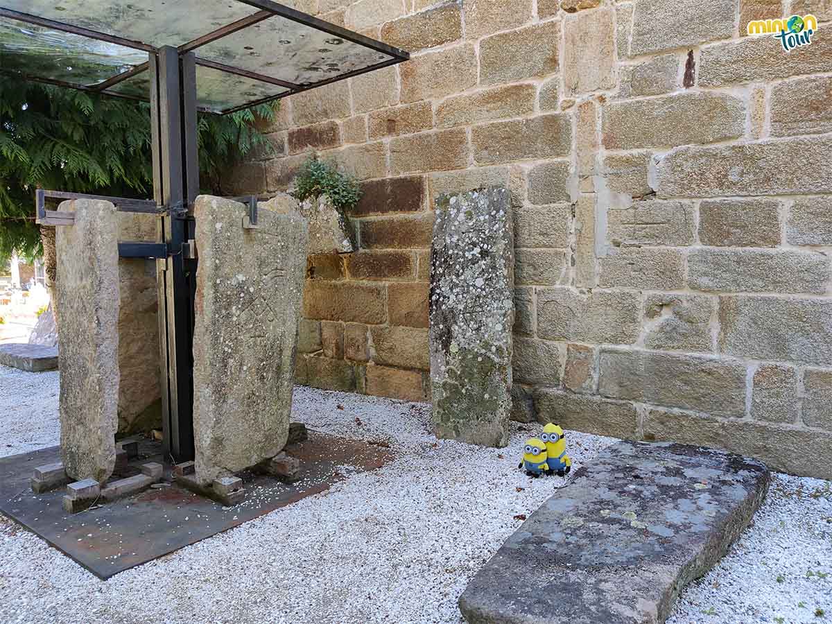 Alrededor de la iglesia hay más lápidas