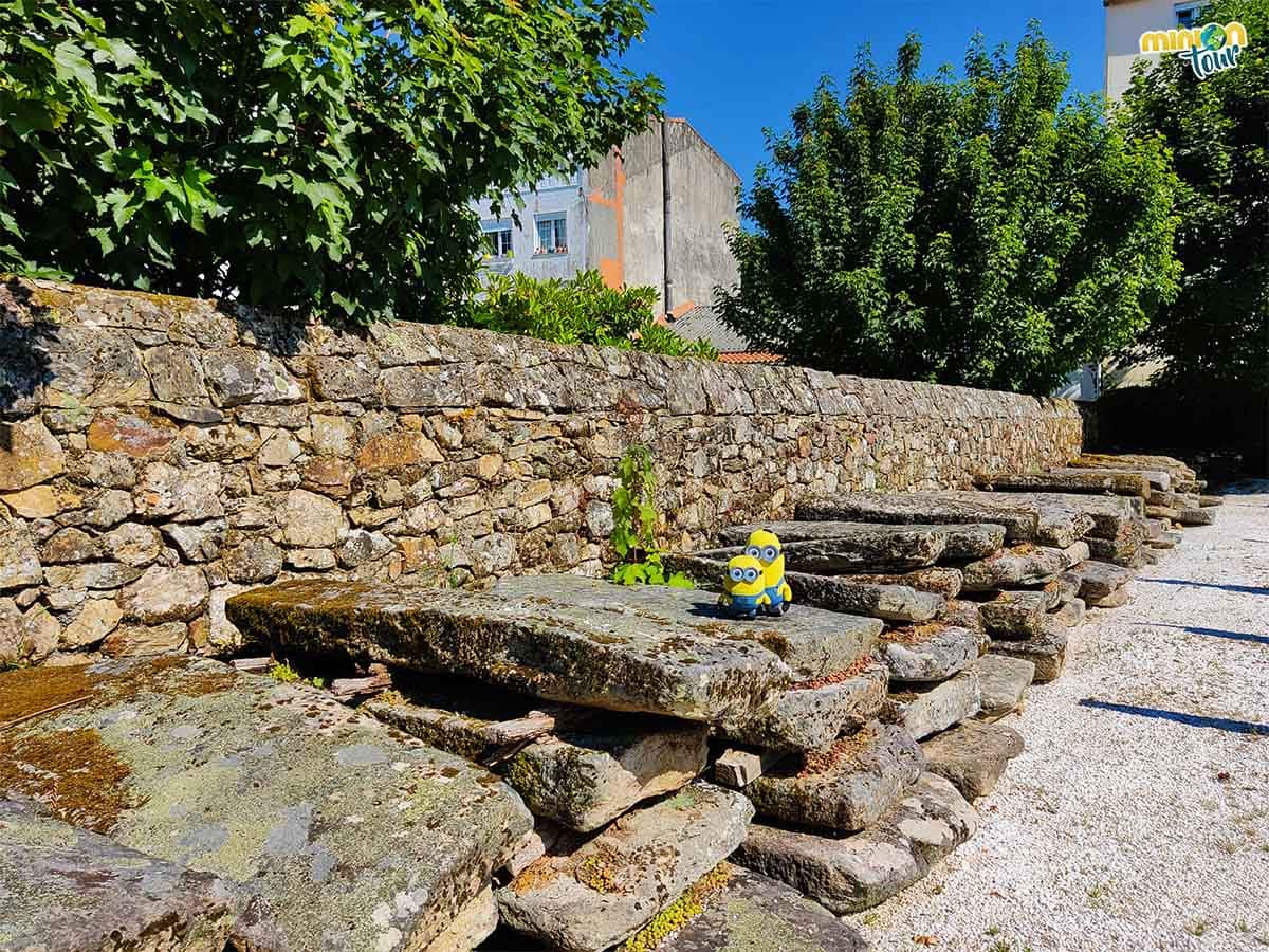 Estas lápidas las han dejado aquí apiladas