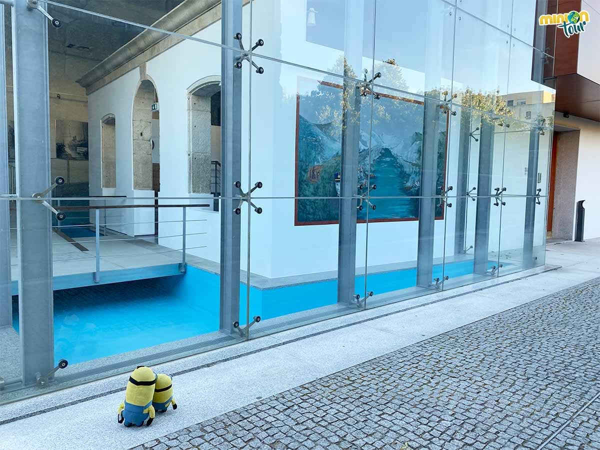 Entrada de Minions en MiniOnTour con estructura de cristal y agua.