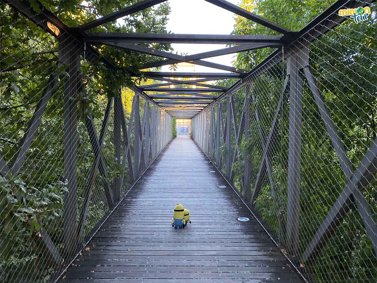 Vamos a cruzar por un puente de hierro