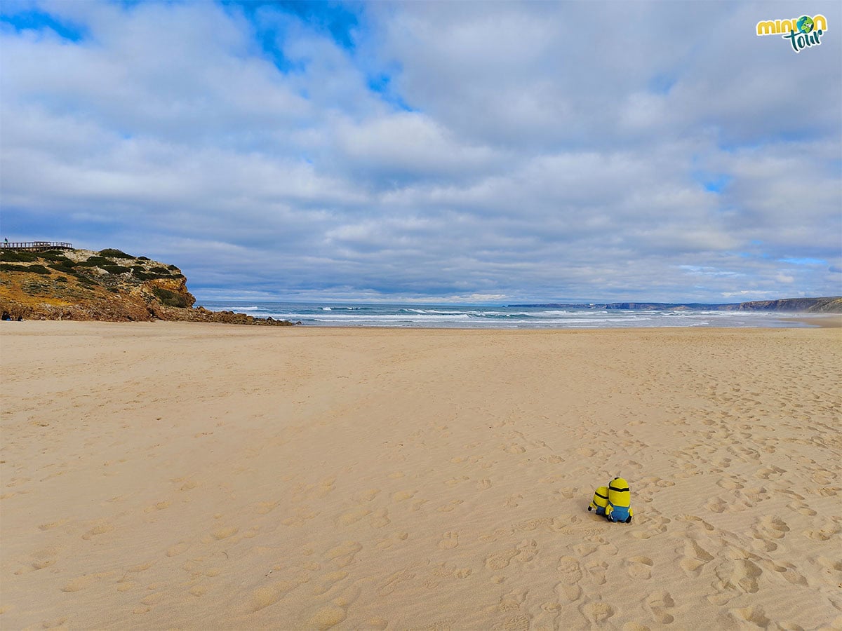 La playa da Bordeira es una de las más salvajes del Algarve