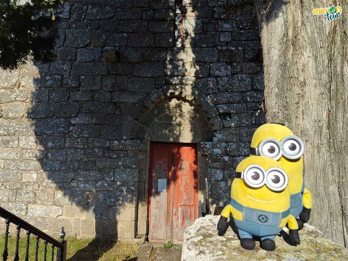 Vamos a cotillear la portada de San Fiz de Cangas