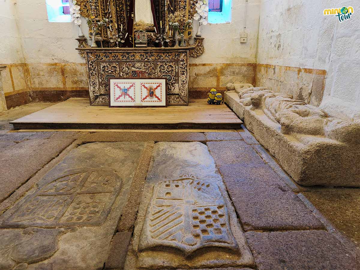 Esta capilla tiene unas cuantas lápidas