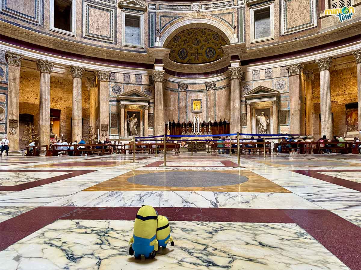 Los Minions viajeros en la visita al Panteón de Agripa