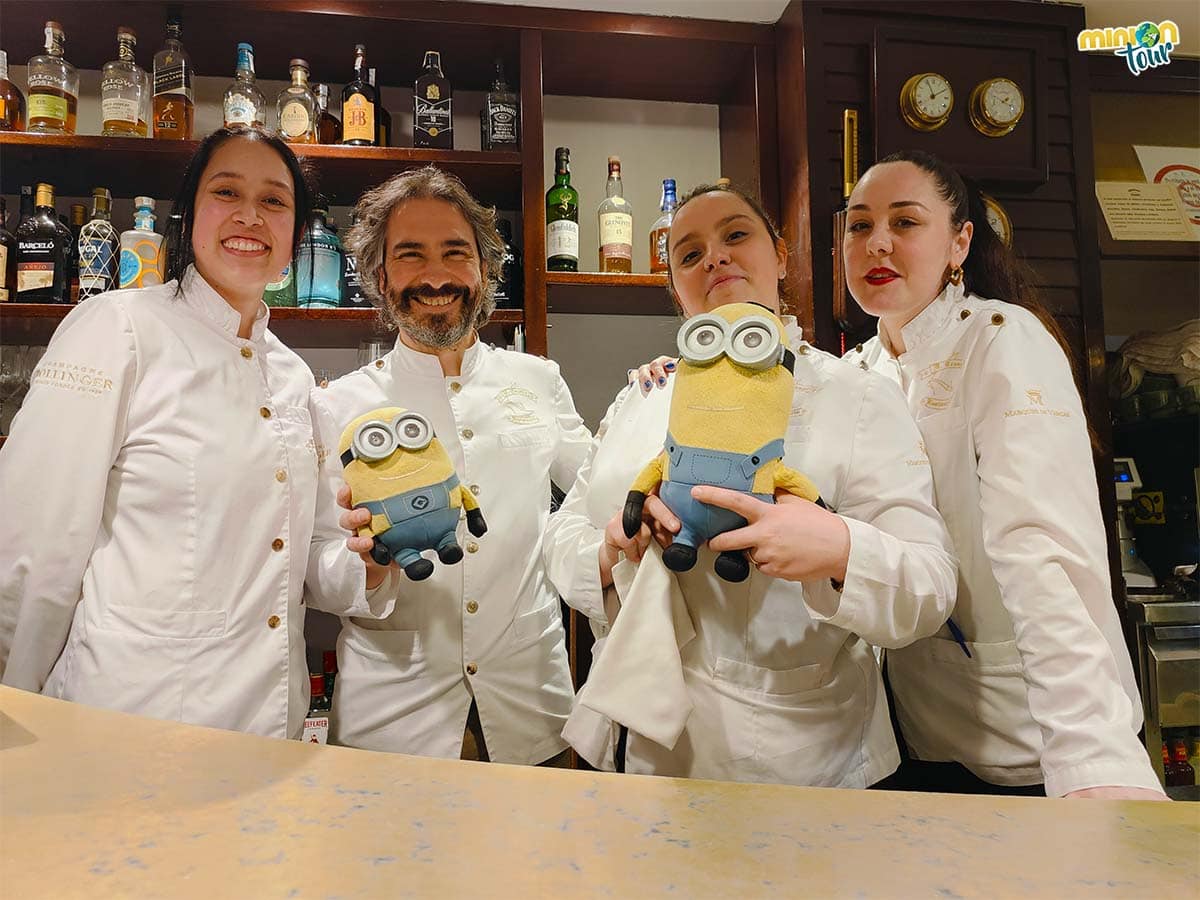 Posando con nuestros amiguis del Restaurante V. Crespo