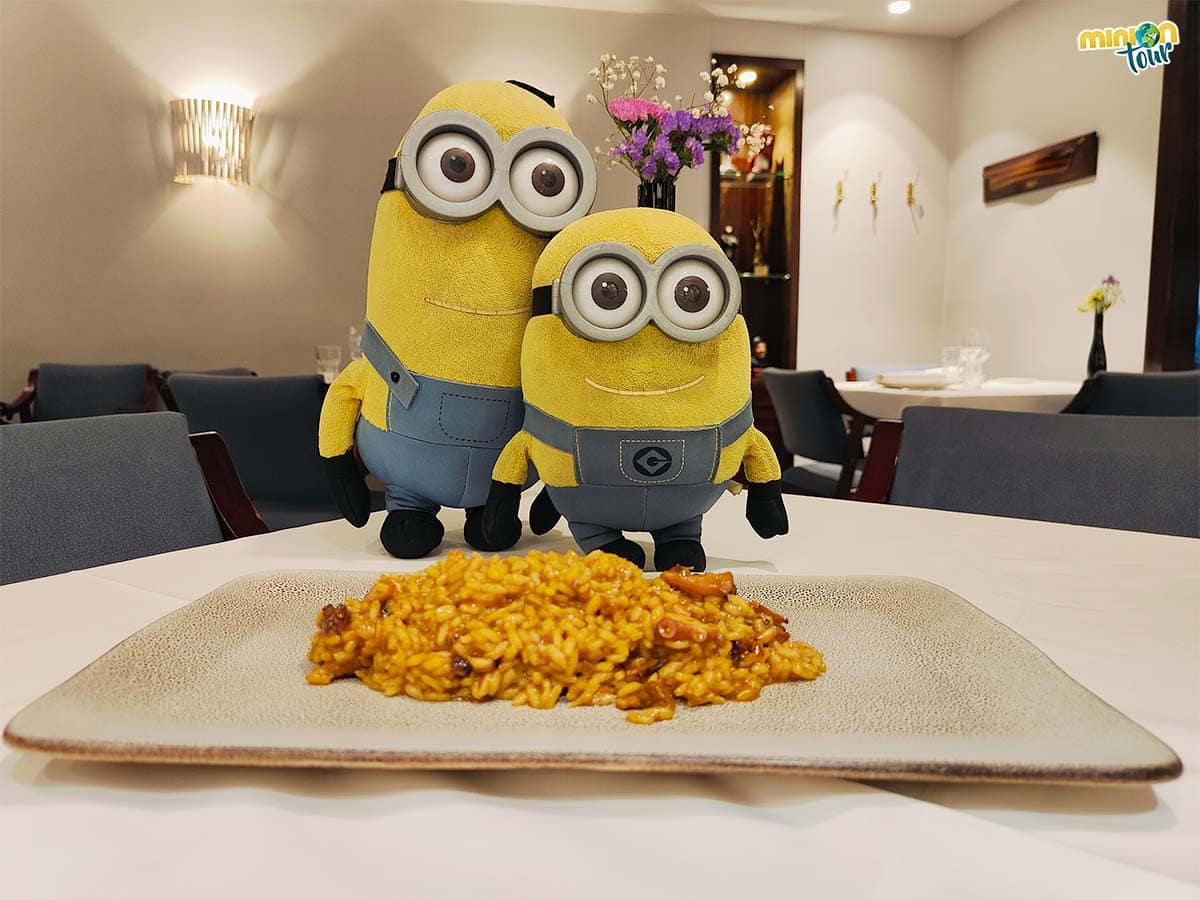 Este arroz con pulpo y oricios es increíble