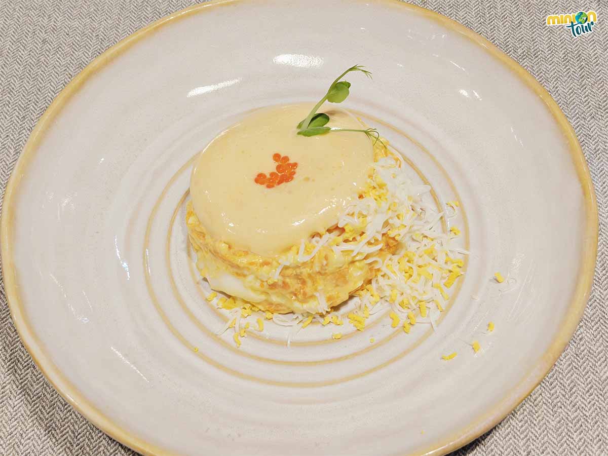 Empezamos el menú degustación con ensaladilla de langostinos