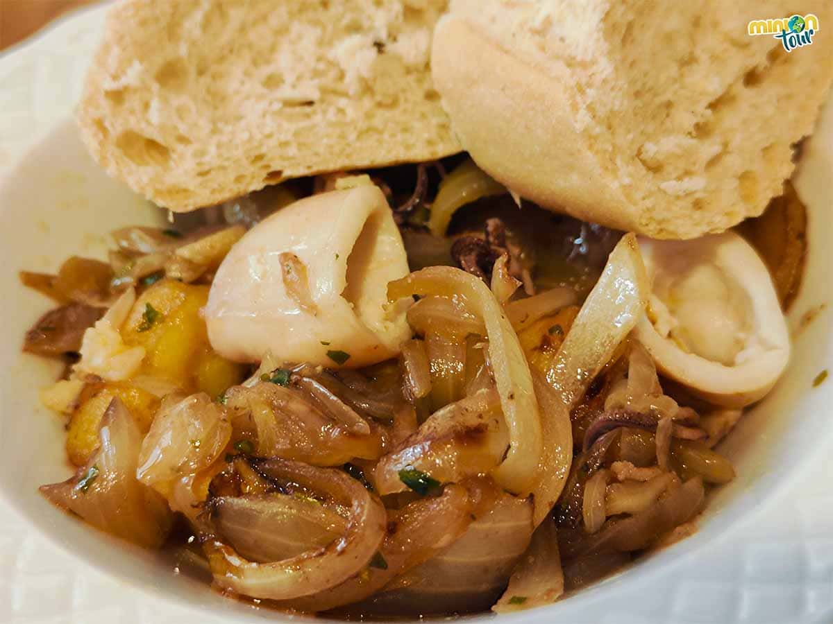 Los chipirones afogaos son uno de los platos que tienes que comer en Gijón