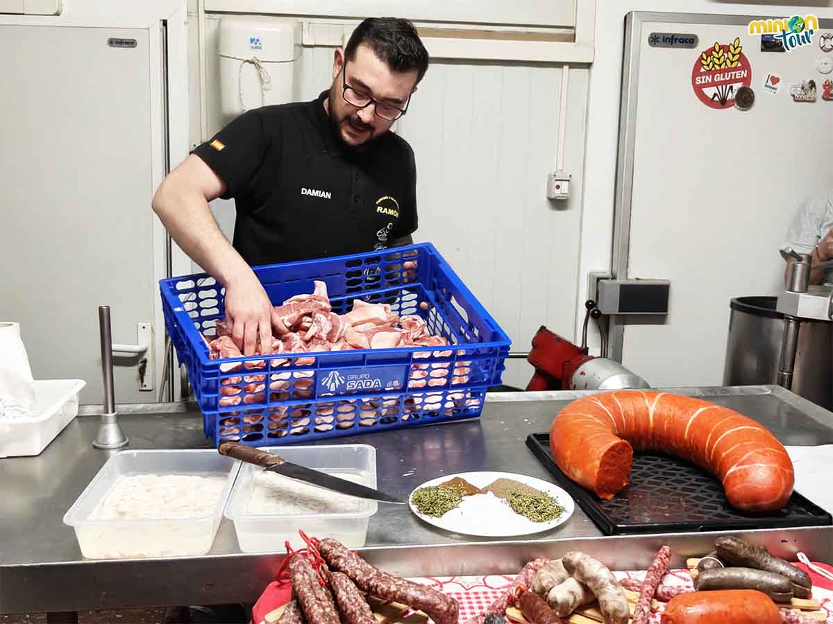 Taller de embutidos en la Carnicería y Charcutería Ramón