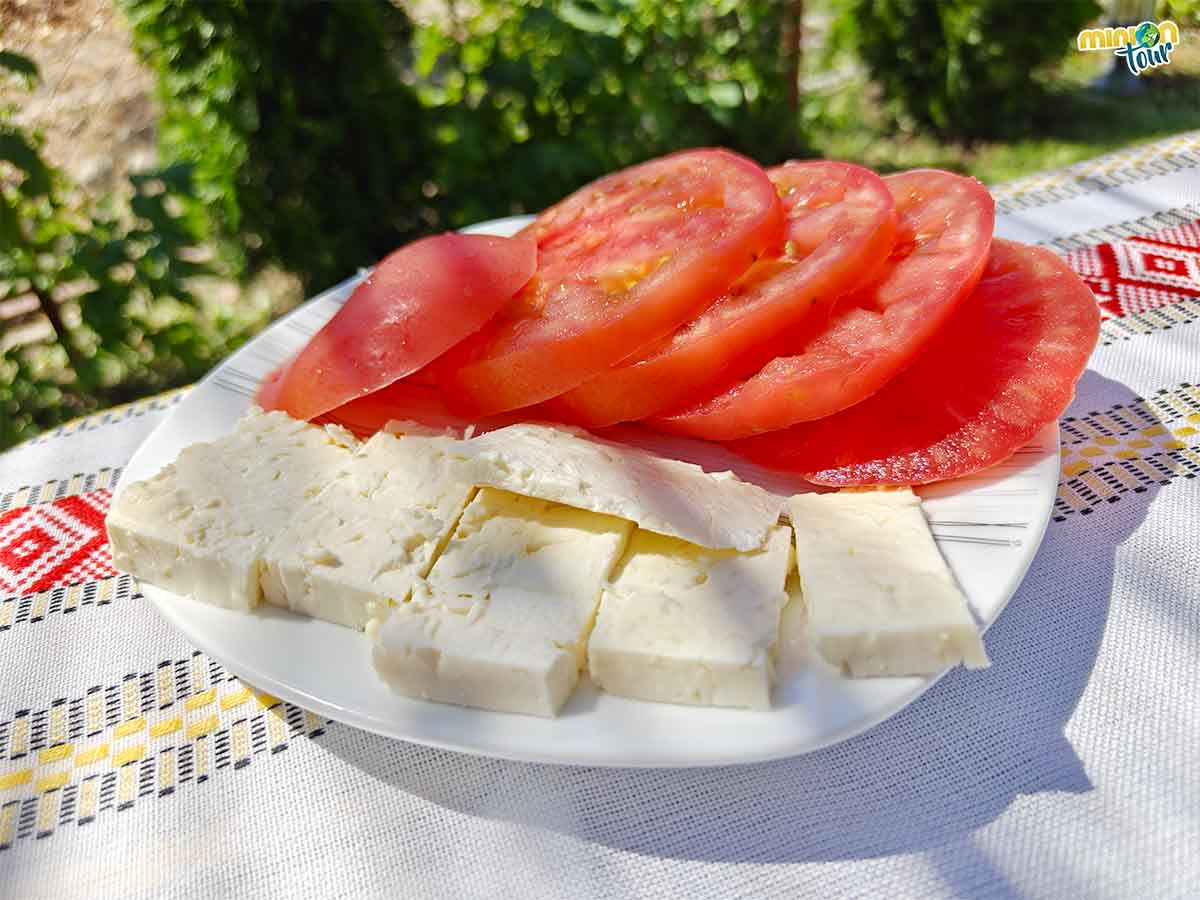 Un poco de tomate y queso para acompañar
