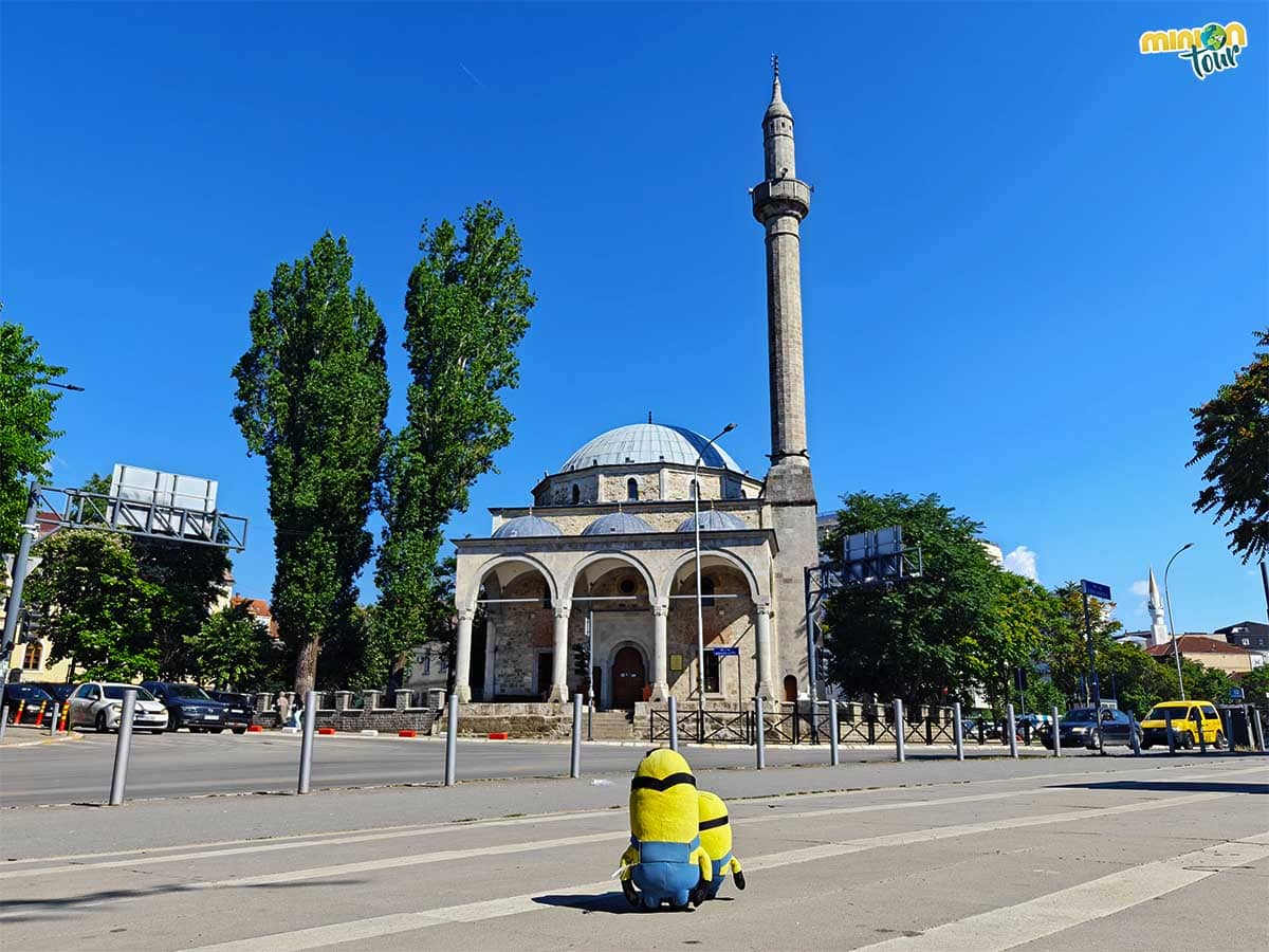 Uno de los consejos para viajar a Kosovo por libre es que lleves ropa adecuada para visitar los templos