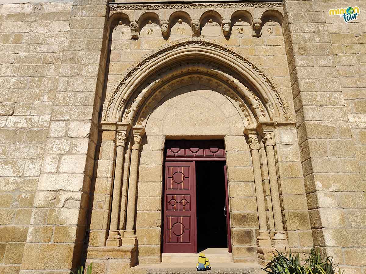 Esta es la portada principal de la Iglesia de San Vicente de Pombeiro