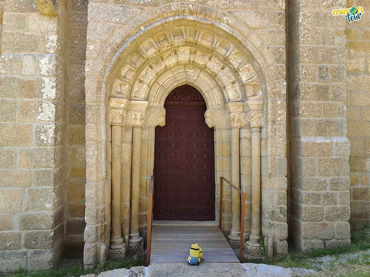 Esta es la portada sur de la Iglesia de San Vicente de Pombeiro