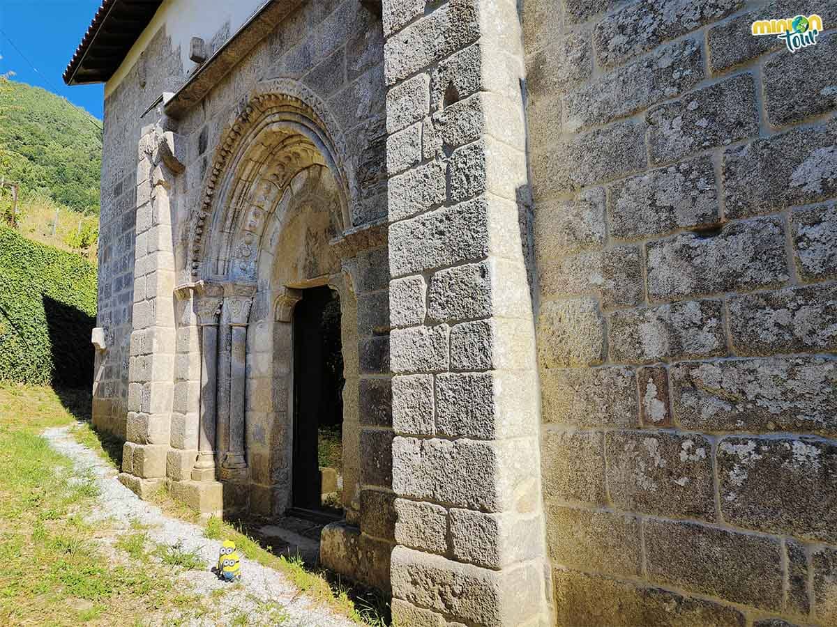 Esta puerta te deja ver el interior de la Iglesia de San Vicente do Pombeiro