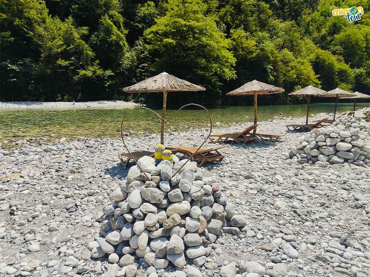 2 Minions en el río Shala, Albania