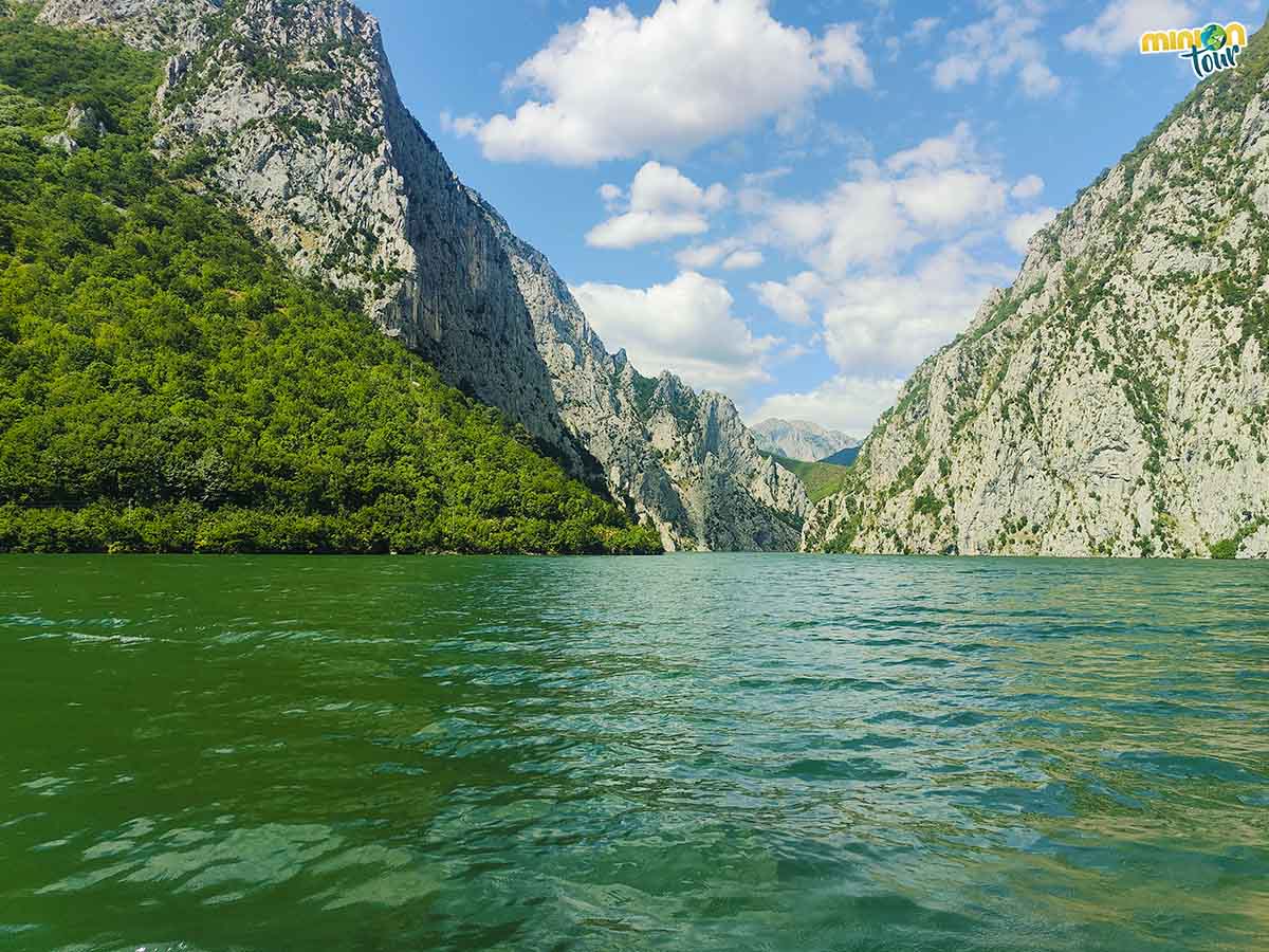 Así es la excursión al lago Koman y río Shala en Albania