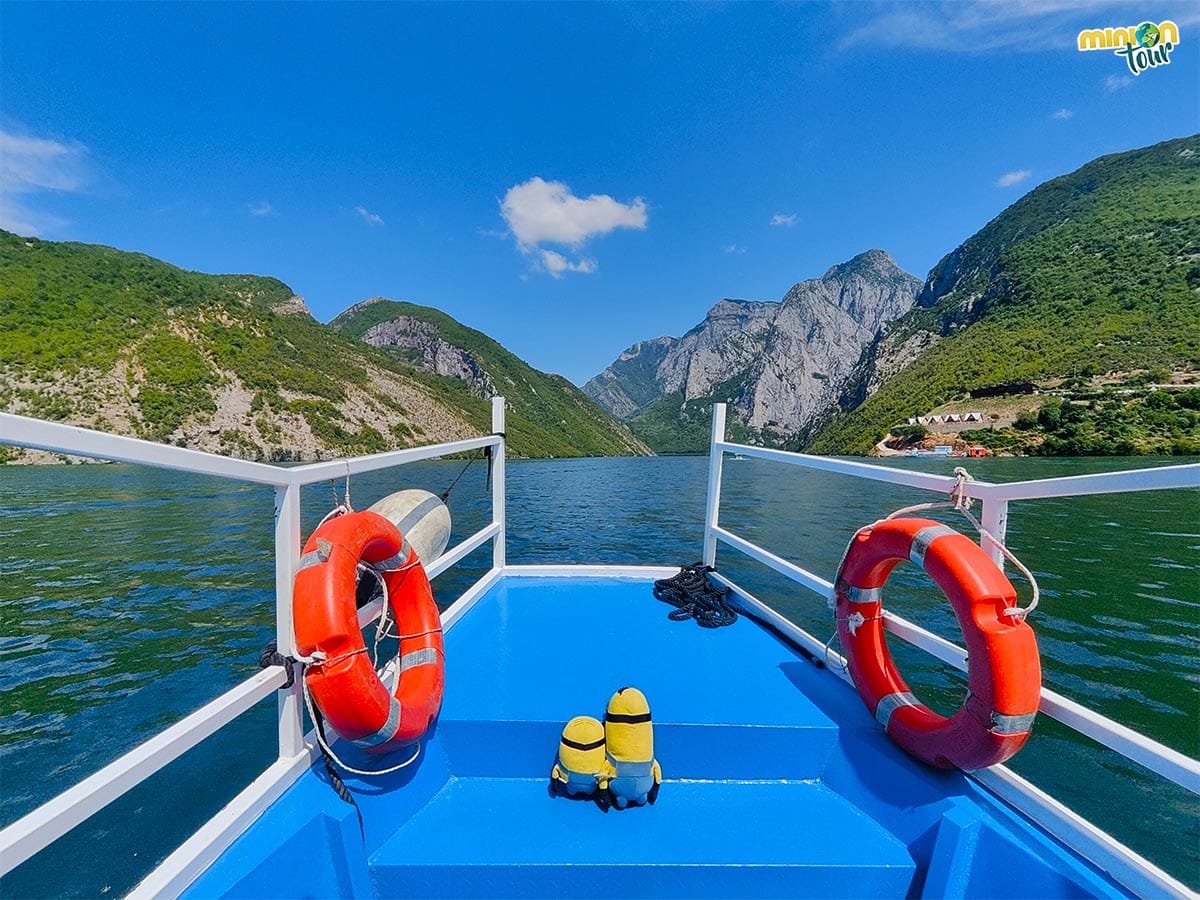 Estamos navegando por el lago Koman