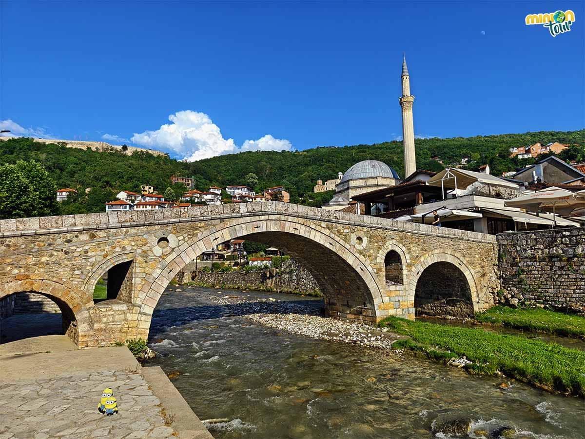 Minions en el Puente de Piedra de Prizren