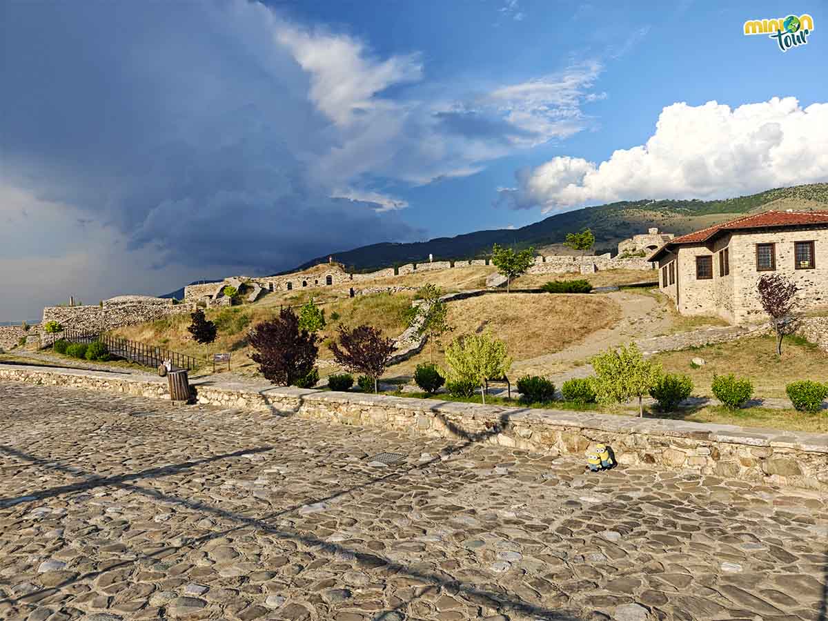 Dentro de la muralla se conservan restos de diferentes épocas