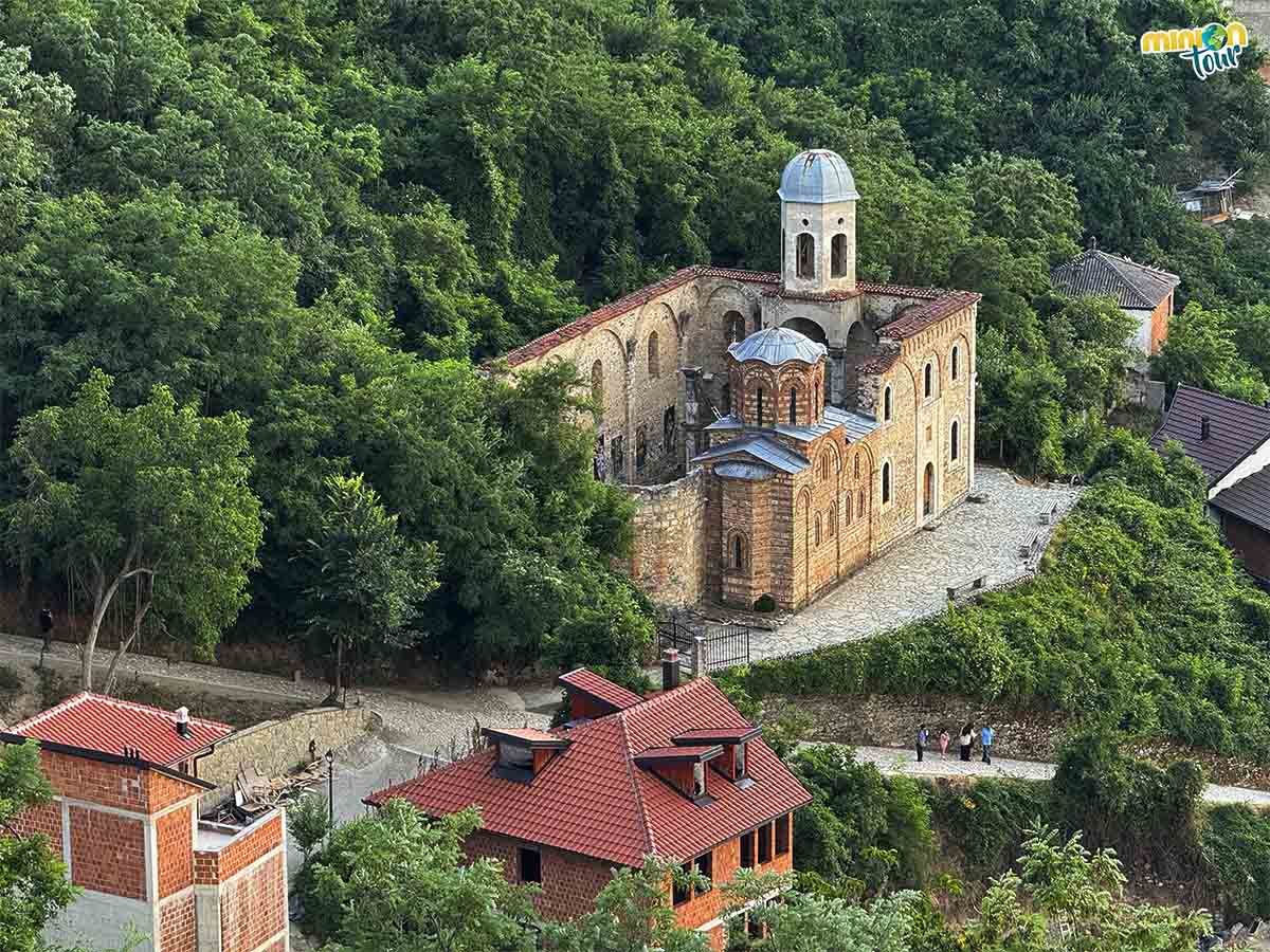 Esta iglesia es una joyita que ver en Prizren
