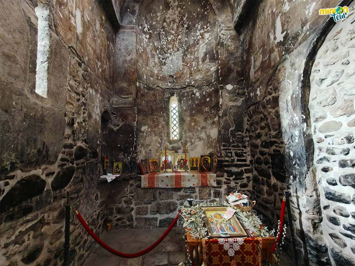 Las pinturas murales de la iglesia están dañadas