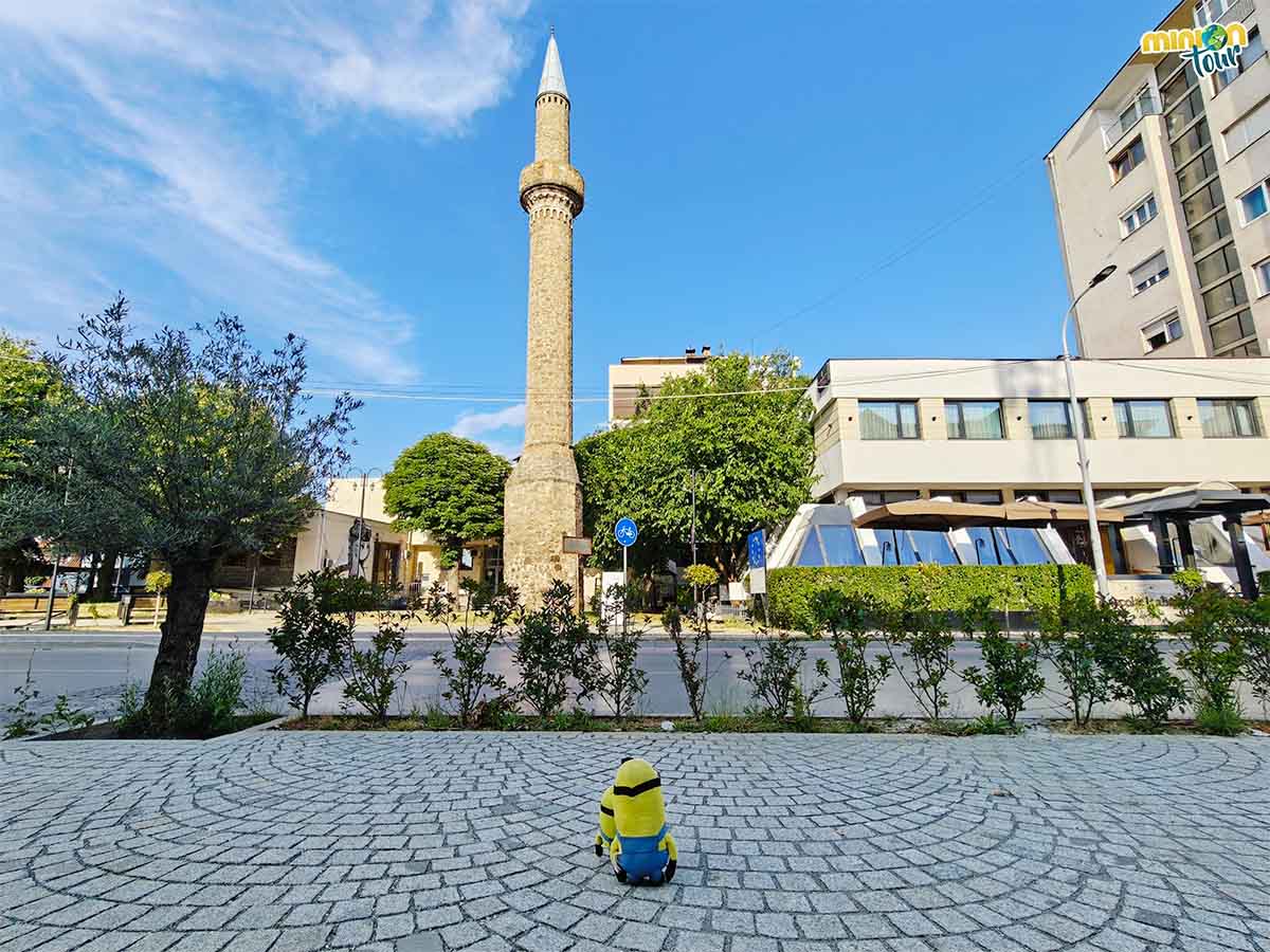 Este minarete se quedó sin mezquita