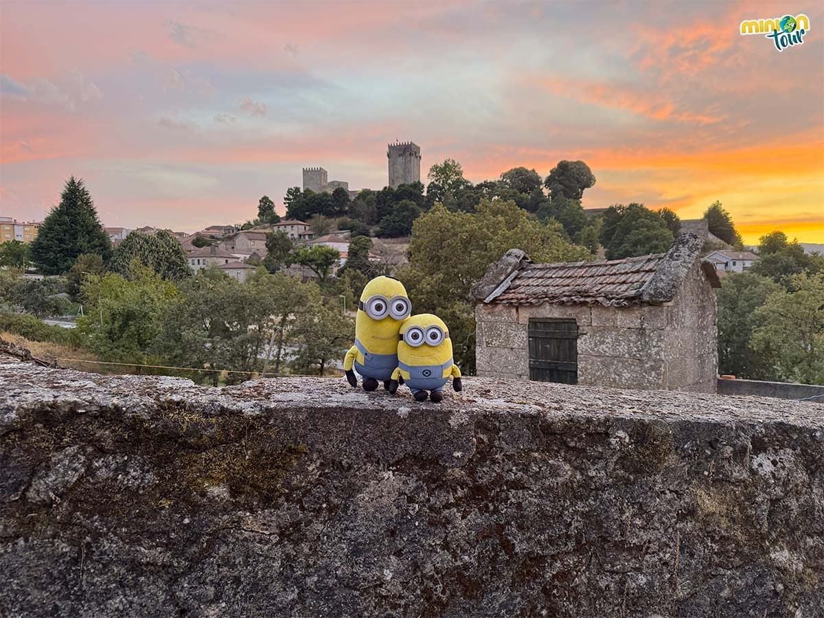 Hemos posado con el Castillo de Montalegre al atardecer
