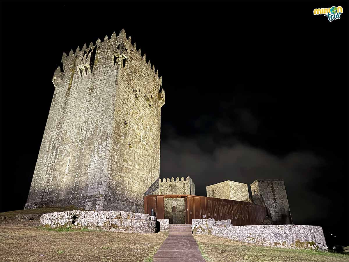 El Castillo de Montalegre por la noche es muy chulo