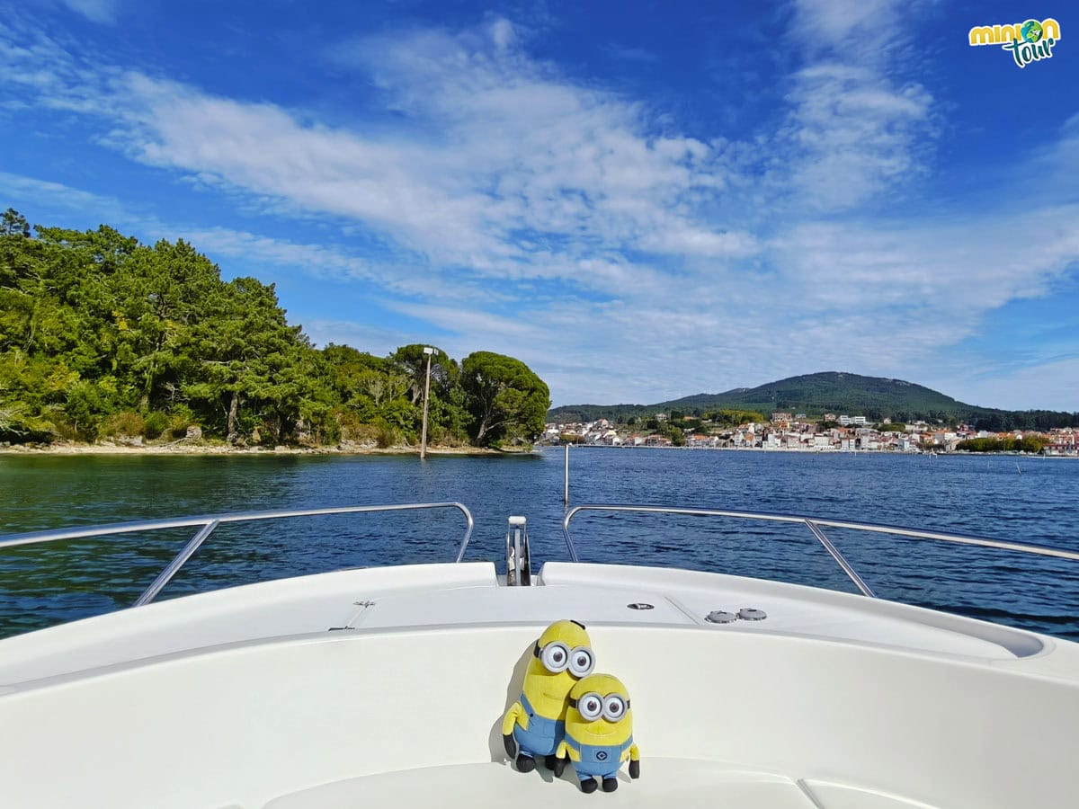 Estamos llegando en barco a la Isla de Cortegada